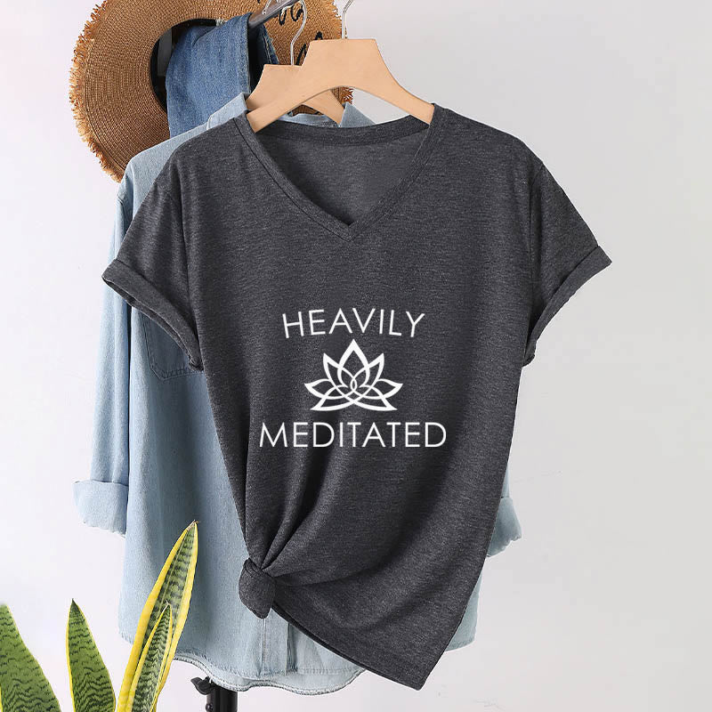 T-shirt da donna con scollo a V e stampa minimalista "Heavily Meditated Lotus Flower" Olivenorma. - image 19