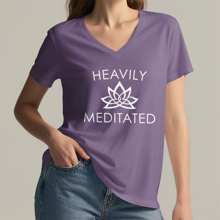 T-shirt da donna con scollo a V e stampa minimalista "Heavily Meditated Lotus Flower" Olivenorma. - image 38