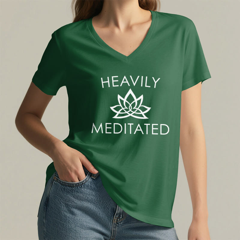 T-shirt da donna con scollo a V e stampa minimalista "Heavily Meditated Lotus Flower" Olivenorma. - image 26