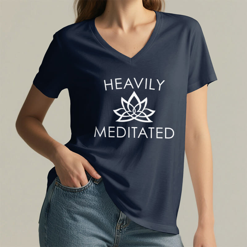 T-shirt da donna con scollo a V e stampa minimalista "Heavily Meditated Lotus Flower" Olivenorma. - image 23