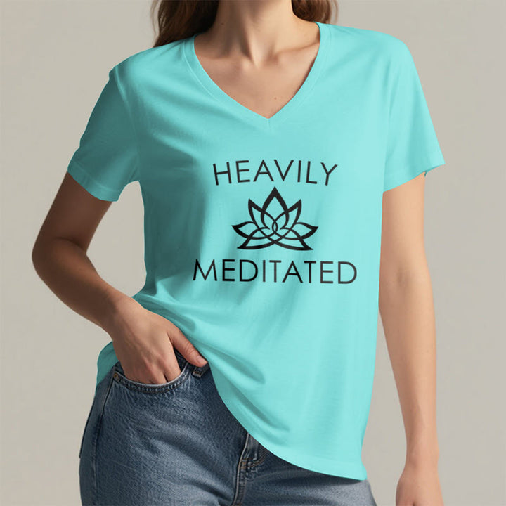 T-shirt da donna con scollo a V e stampa minimalista "Heavily Meditated Lotus Flower" Olivenorma. - image 14