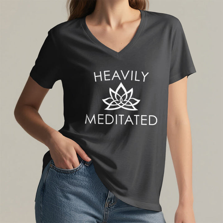 T-shirt da donna con scollo a V e stampa minimalista "Heavily Meditated Lotus Flower" Olivenorma. - image 20