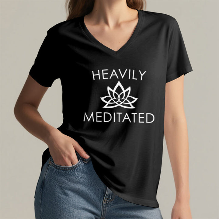 T-shirt da donna con scollo a V e stampa minimalista "Heavily Meditated Lotus Flower" Olivenorma. - image 17