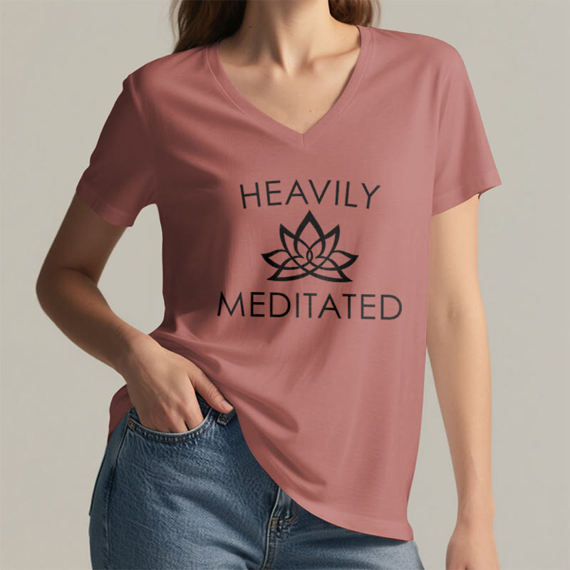 T-shirt da donna con scollo a V e stampa minimalista "Heavily Meditated Lotus Flower" Olivenorma. - image 11