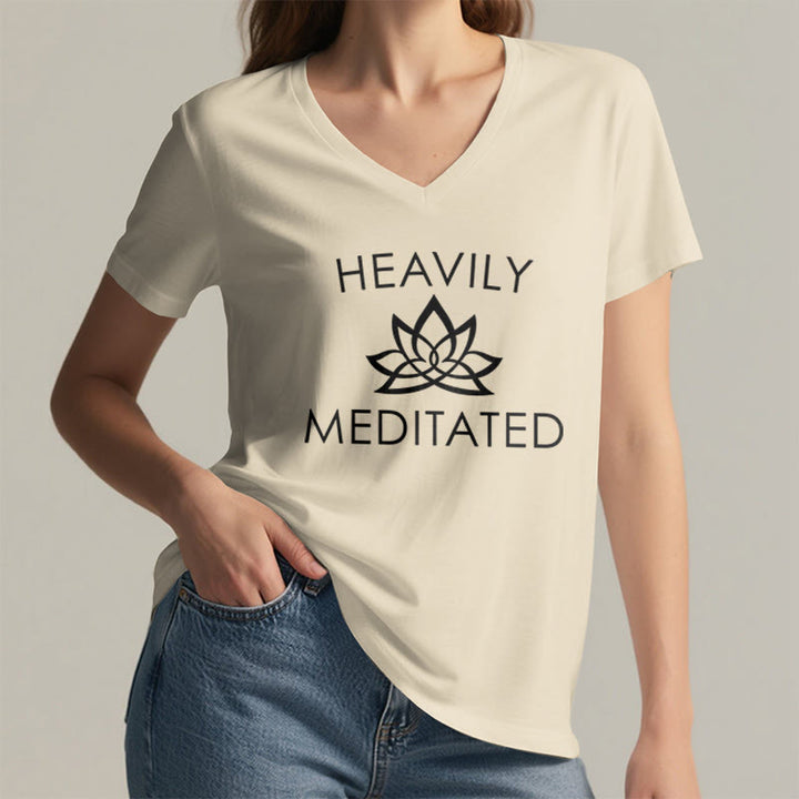 T-shirt da donna con scollo a V e stampa minimalista "Heavily Meditated Lotus Flower" Olivenorma. - image 8