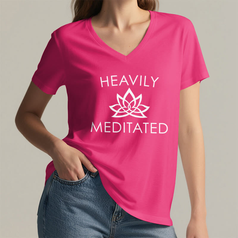 T-shirt da donna con scollo a V e stampa minimalista "Heavily Meditated Lotus Flower" Olivenorma. - image 35