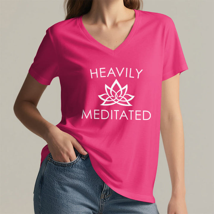 T-shirt da donna con scollo a V e stampa minimalista "Heavily Meditated Lotus Flower" Olivenorma. - image 35