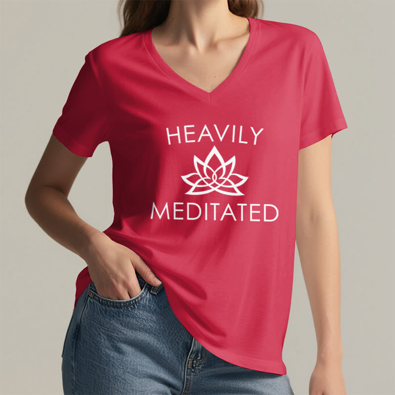 T-shirt da donna con scollo a V e stampa minimalista "Heavily Meditated Lotus Flower" Olivenorma. - image 29