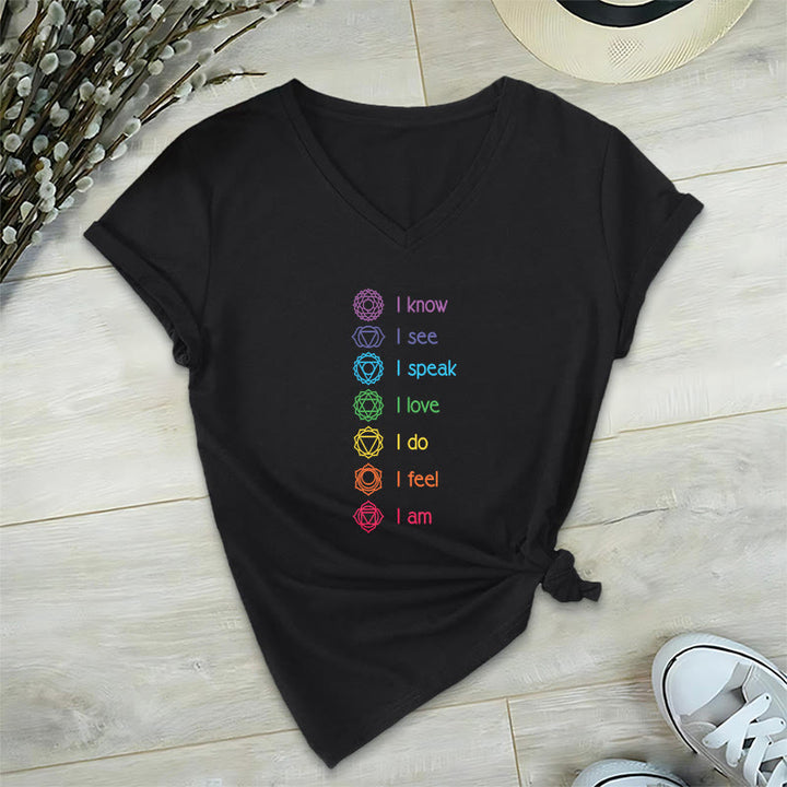 Maglietta da donna con scollo a V e scritta Olivenorma 7 Chakra Affirmation Vertical Rainbow Symbol Graphic. - Nero - 2XL - image 0