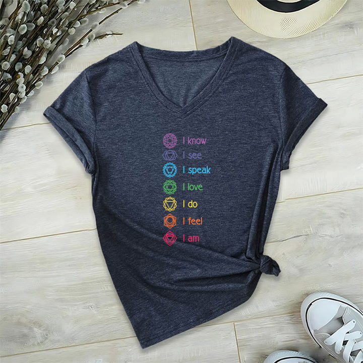 Maglietta da donna con scollo a V e scritta Olivenorma 7 Chakra Affirmation Vertical Rainbow Symbol Graphic. - Blu navy - 2XL - image 21