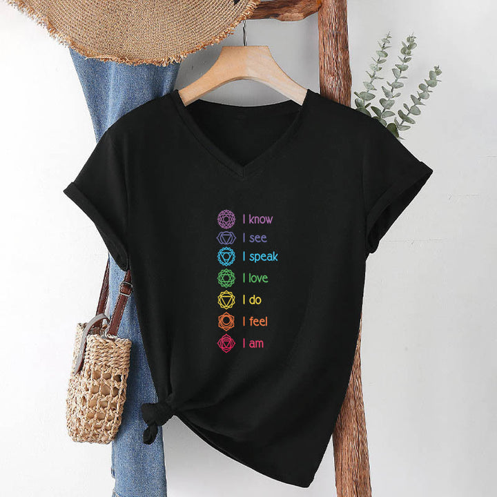 Maglietta da donna con scollo a V e scritta Olivenorma 7 Chakra Affirmation Vertical Rainbow Symbol Graphic. - image 1