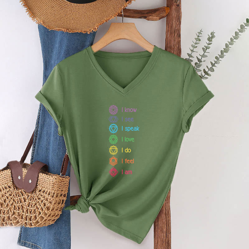 Maglietta da donna con scollo a V e scritta Olivenorma 7 Chakra Affirmation Vertical Rainbow Symbol Graphic. - image 4