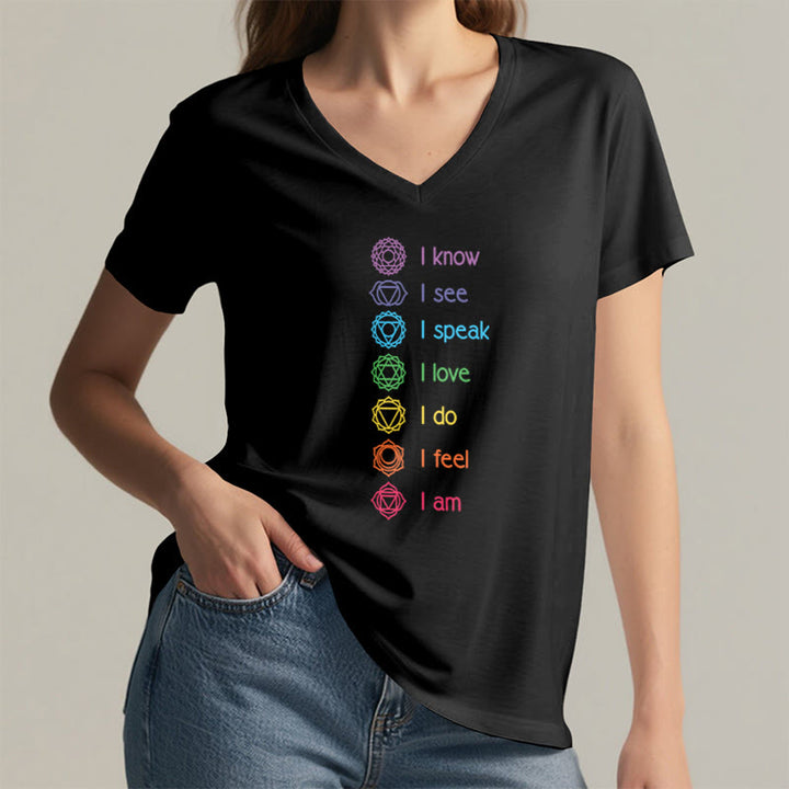 Maglietta da donna con scollo a V e scritta Olivenorma 7 Chakra Affirmation Vertical Rainbow Symbol Graphic. - image 2