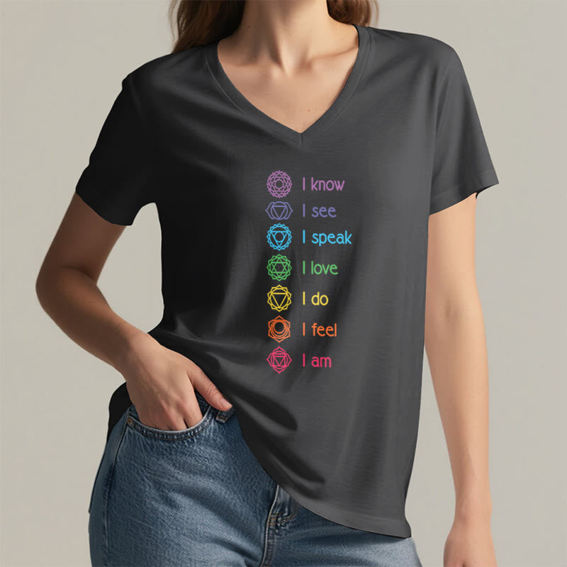 Maglietta da donna con scollo a V e scritta Olivenorma 7 Chakra Affirmation Vertical Rainbow Symbol Graphic. - image 17