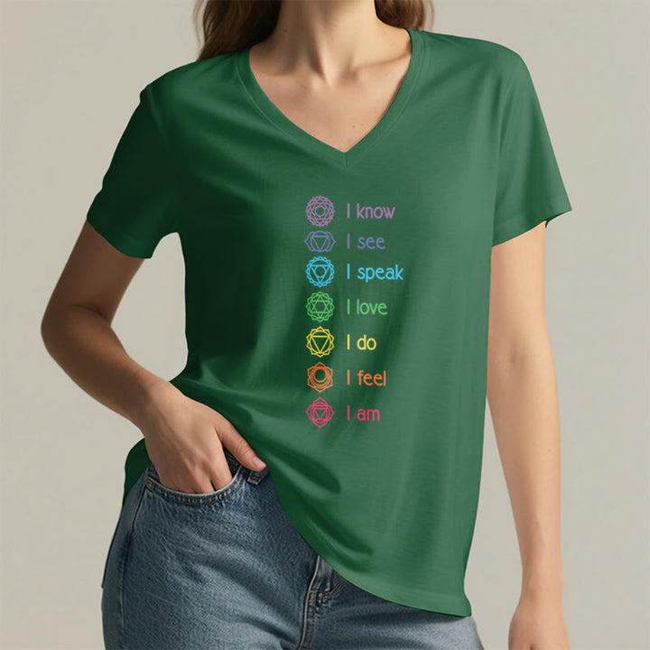 Maglietta da donna con scollo a V e scritta Olivenorma 7 Chakra Affirmation Vertical Rainbow Symbol Graphic. - image 26