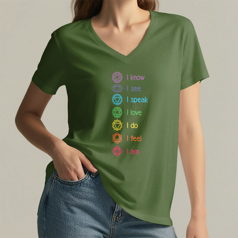 Maglietta da donna con scollo a V e scritta Olivenorma 7 Chakra Affirmation Vertical Rainbow Symbol Graphic. - image 5