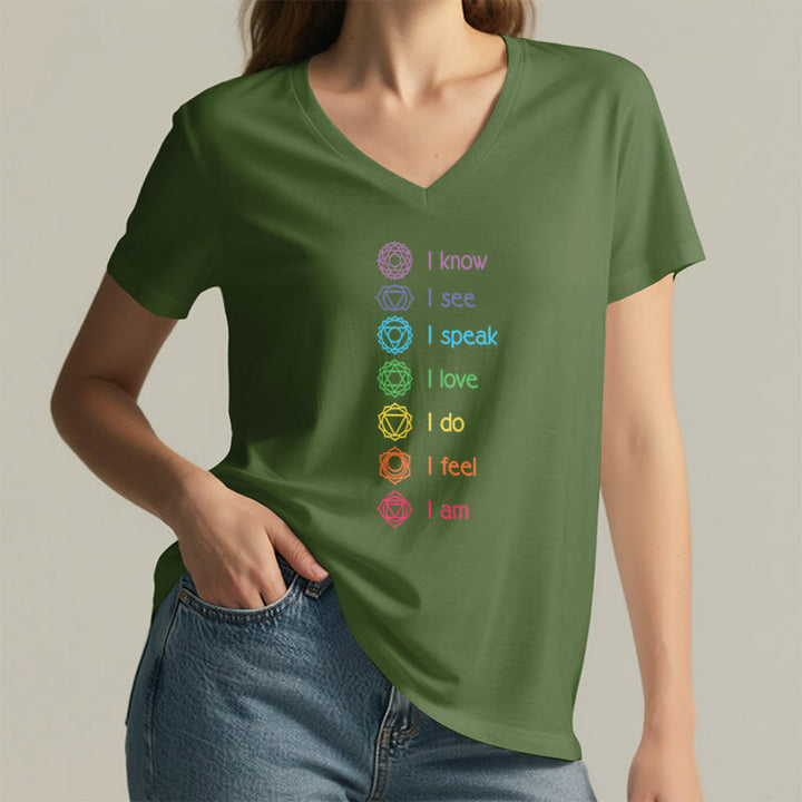 Maglietta da donna con scollo a V e scritta Olivenorma 7 Chakra Affirmation Vertical Rainbow Symbol Graphic. - image 5