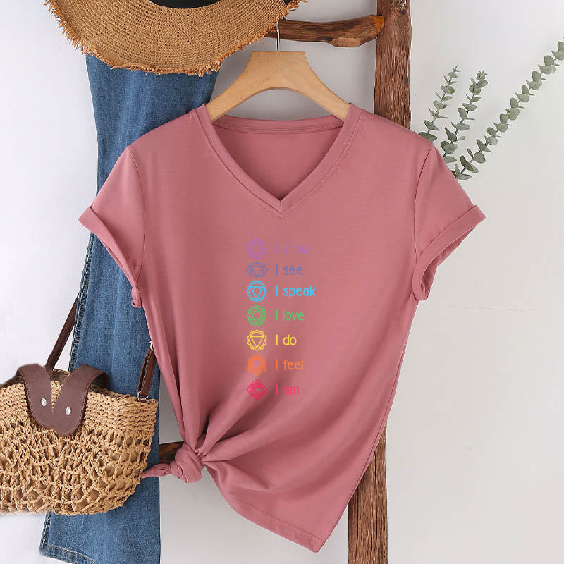 Maglietta da donna con scollo a V e scritta Olivenorma 7 Chakra Affirmation Vertical Rainbow Symbol Graphic. - image 10