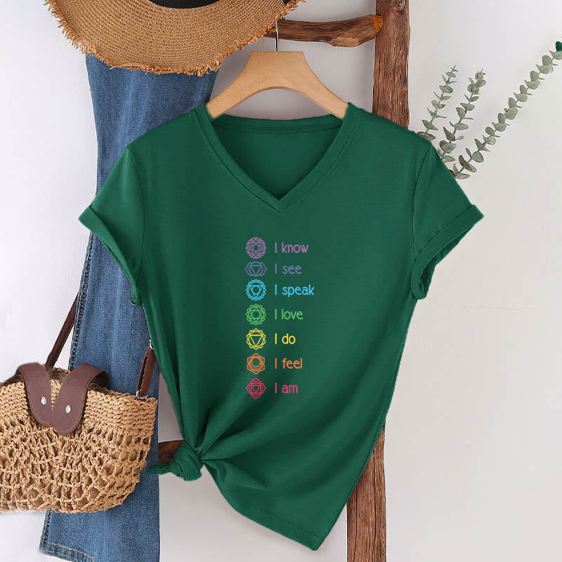 Maglietta da donna con scollo a V e scritta Olivenorma 7 Chakra Affirmation Vertical Rainbow Symbol Graphic. - image 25