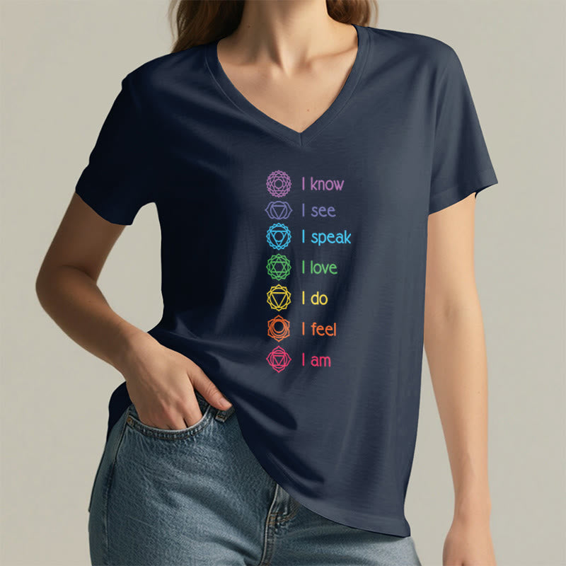 Maglietta da donna con scollo a V e scritta Olivenorma 7 Chakra Affirmation Vertical Rainbow Symbol Graphic. - image 23