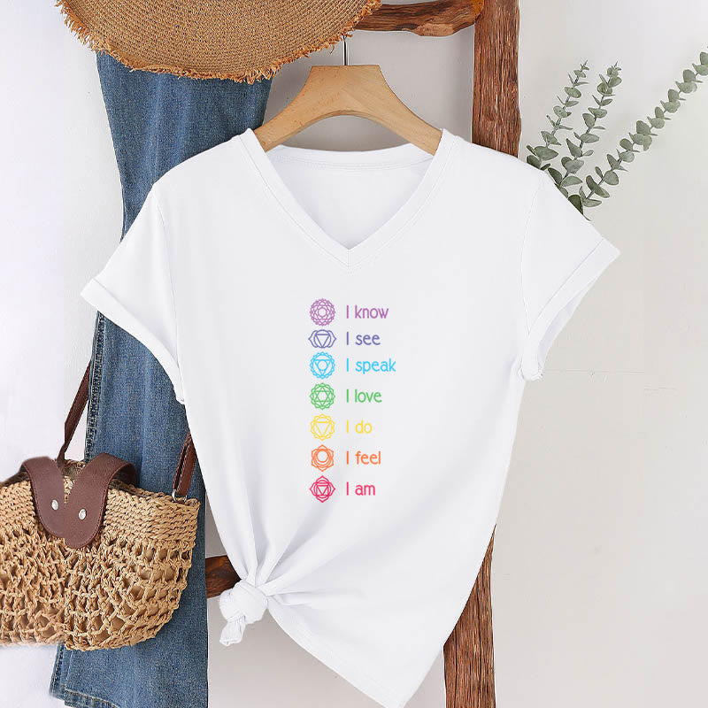 Maglietta da donna con scollo a V e scritta Olivenorma 7 Chakra Affirmation Vertical Rainbow Symbol Graphic. - image 19