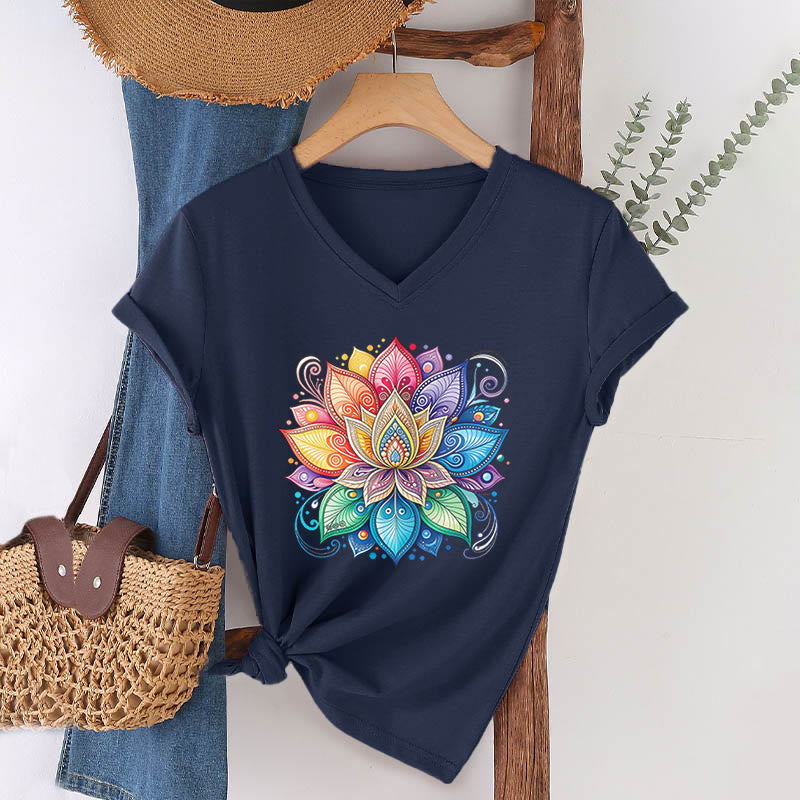 T-shirt da donna con scollo a V e stampa grafica boho "Vivant Rainbow Mandala Lotus" Olivenorma. - Blu navy - 2XL - image 24