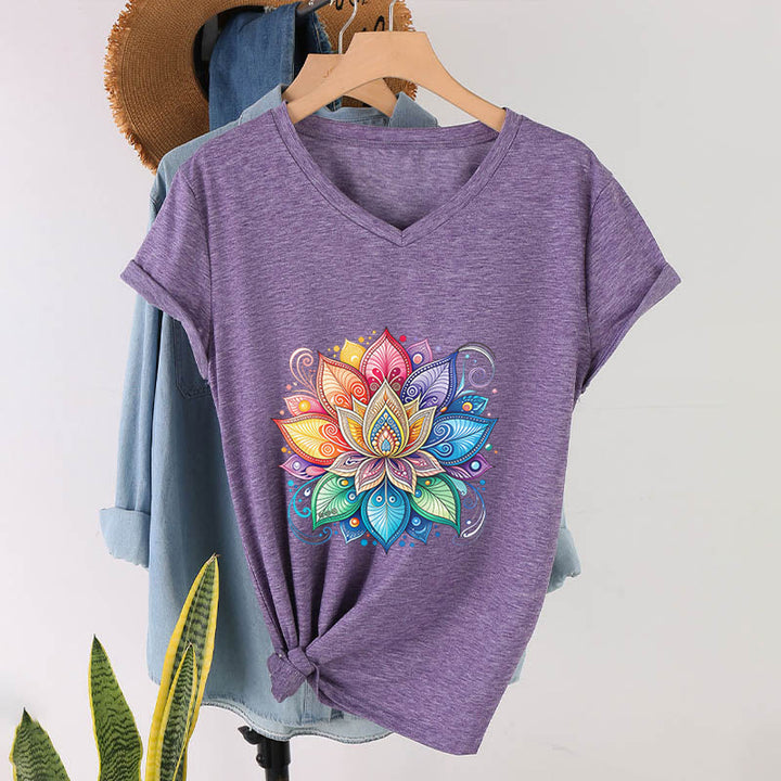 T-shirt da donna con scollo a V e stampa grafica boho "Vivant Rainbow Mandala Lotus" Olivenorma. - Viola - 2XL - image 36
