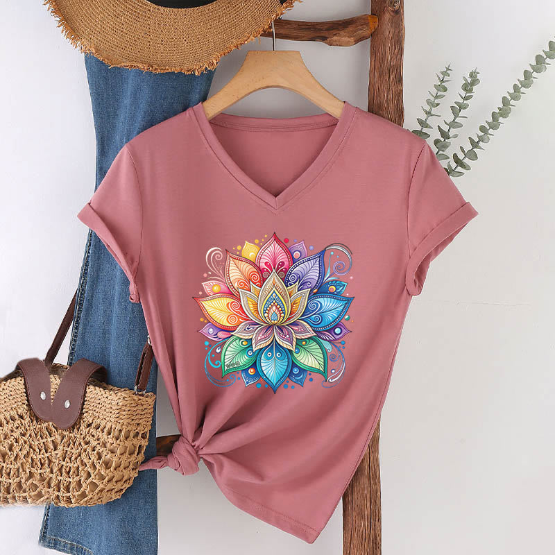 T-shirt da donna con scollo a V e stampa grafica boho "Vivant Rainbow Mandala Lotus" Olivenorma. - Rosa - 2XL - image 9