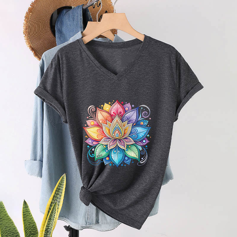 T-shirt da donna con scollo a V e stampa grafica boho "Vivant Rainbow Mandala Lotus" Olivenorma. - Grigio - 2XL - image 18