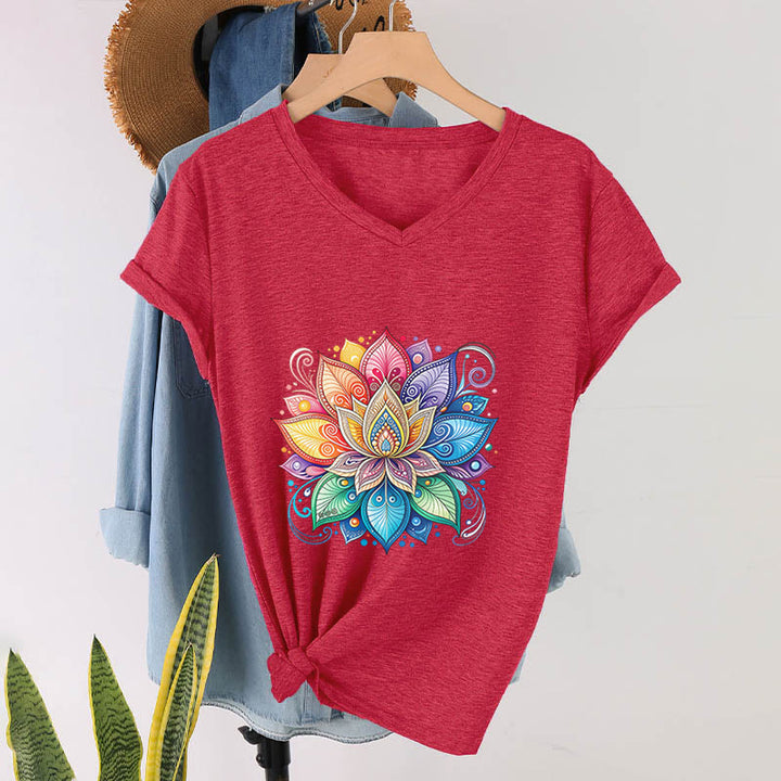 T-shirt da donna con scollo a V e stampa grafica boho "Vivant Rainbow Mandala Lotus" Olivenorma. - Rosso rosa - 2XL - image 30
