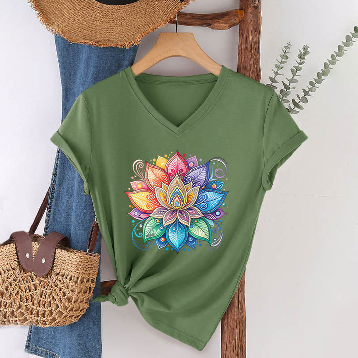 T-shirt da donna con scollo a V e stampa grafica boho "Vivant Rainbow Mandala Lotus" Olivenorma. - Verde oliva - 2XL - image 3