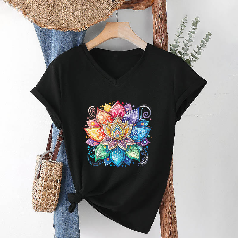 T-shirt da donna con scollo a V e stampa grafica boho "Vivant Rainbow Mandala Lotus" Olivenorma. - Nero - 2XL - image 15