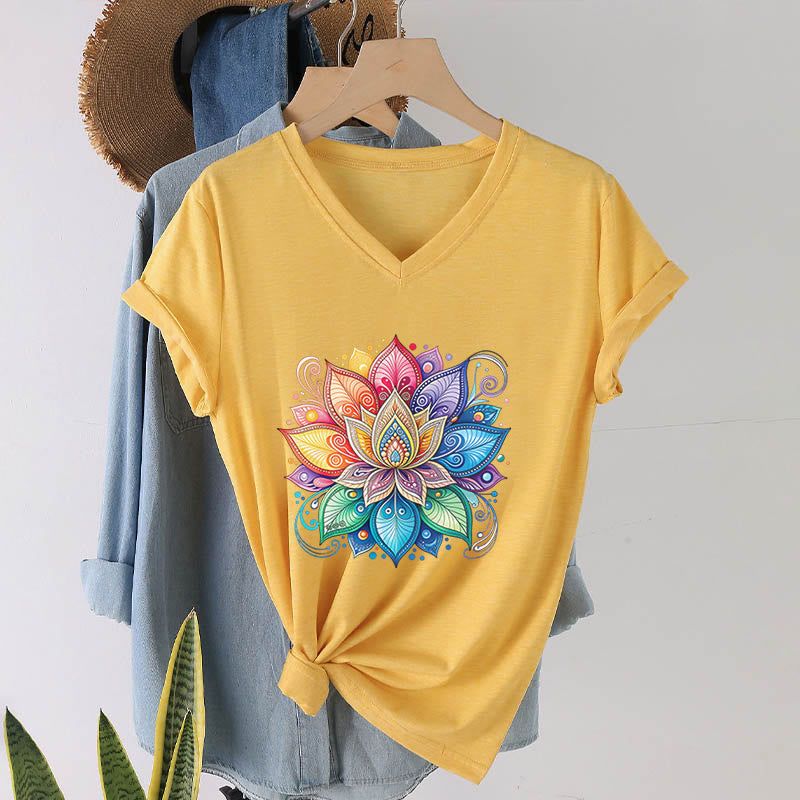 T-shirt da donna con scollo a V e stampa grafica boho "Vivant Rainbow Mandala Lotus" Olivenorma. - Giallo - 2XL - image 0