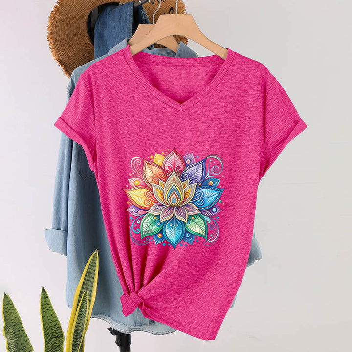 T-shirt da donna con scollo a V e stampa grafica boho "Vivant Rainbow Mandala Lotus" Olivenorma. - image 33