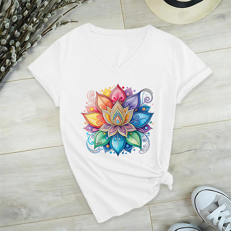 T-shirt da donna con scollo a V e stampa grafica boho "Vivant Rainbow Mandala Lotus" Olivenorma. - image 22