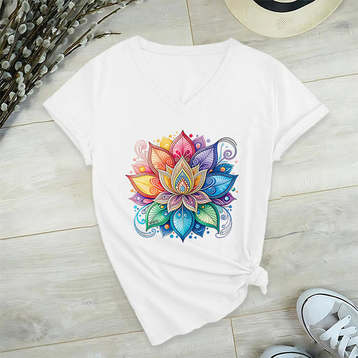 T-shirt da donna con scollo a V e stampa grafica boho "Vivant Rainbow Mandala Lotus" Olivenorma. - image 22