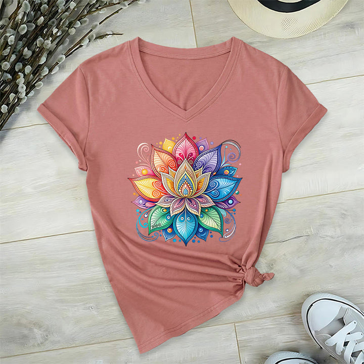 T-shirt da donna con scollo a V e stampa grafica boho "Vivant Rainbow Mandala Lotus" Olivenorma. - image 10