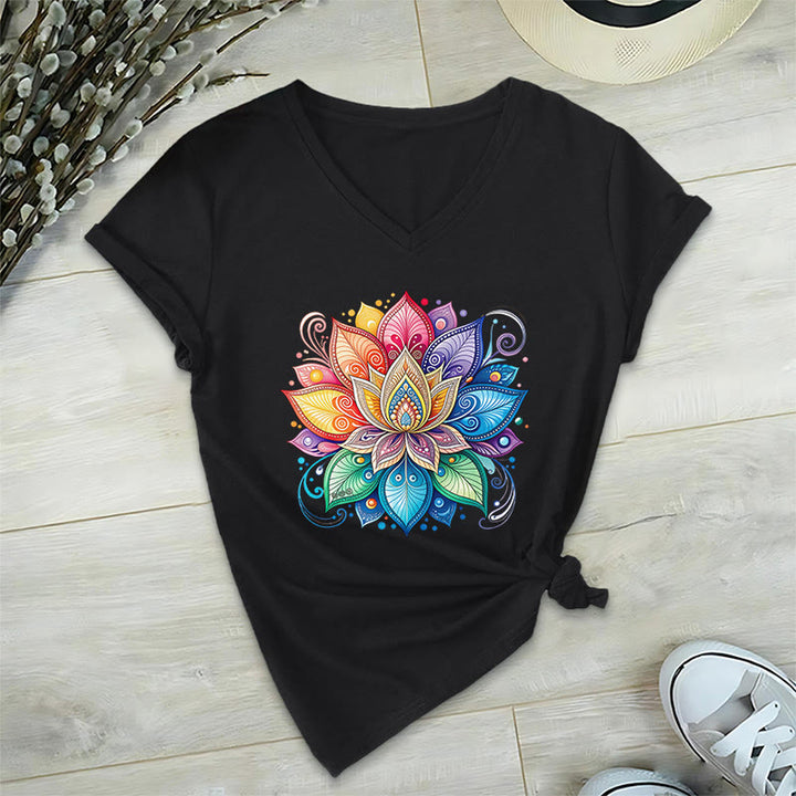 T-shirt da donna con scollo a V e stampa grafica boho "Vivant Rainbow Mandala Lotus" Olivenorma. - image 16