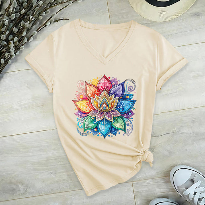 T-shirt da donna con scollo a V e stampa grafica boho "Vivant Rainbow Mandala Lotus" Olivenorma. - image 7
