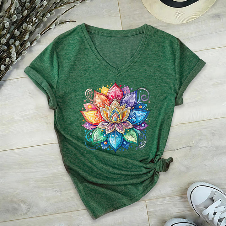 T-shirt da donna con scollo a V e stampa grafica boho "Vivant Rainbow Mandala Lotus" Olivenorma. - image 28