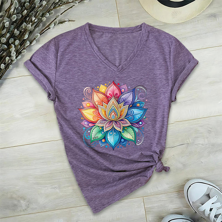 T-shirt da donna con scollo a V e stampa grafica boho "Vivant Rainbow Mandala Lotus" Olivenorma. - image 37