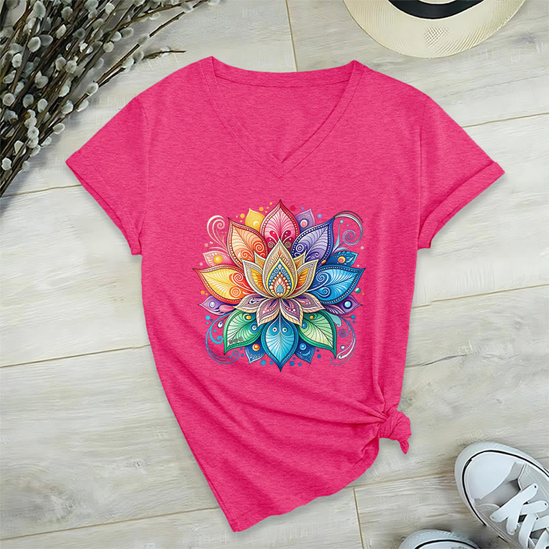 T-shirt da donna con scollo a V e stampa grafica boho "Vivant Rainbow Mandala Lotus" Olivenorma. - image 34