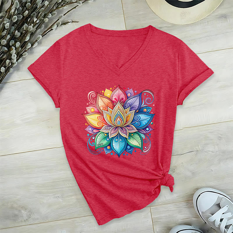 T-shirt da donna con scollo a V e stampa grafica boho "Vivant Rainbow Mandala Lotus" Olivenorma. - image 31