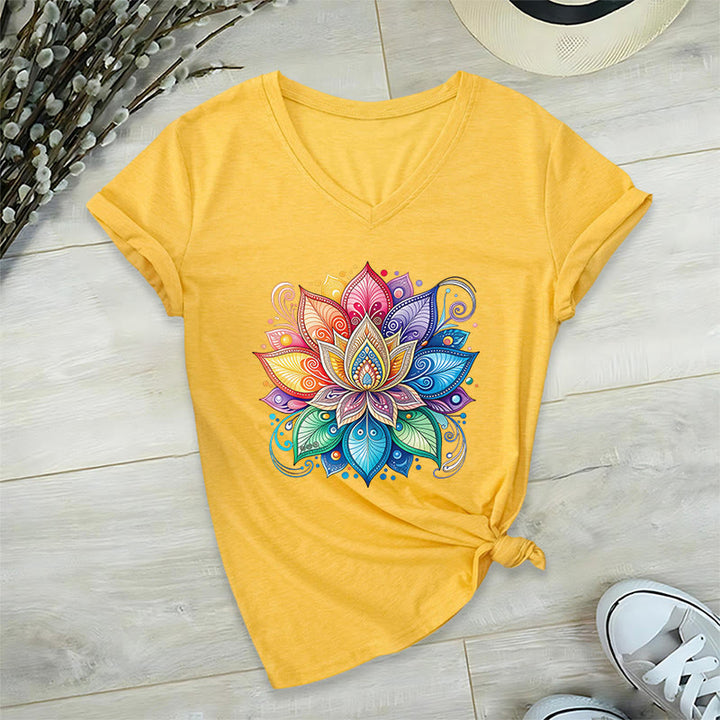 T-shirt da donna con scollo a V e stampa grafica boho "Vivant Rainbow Mandala Lotus" Olivenorma. - image 1