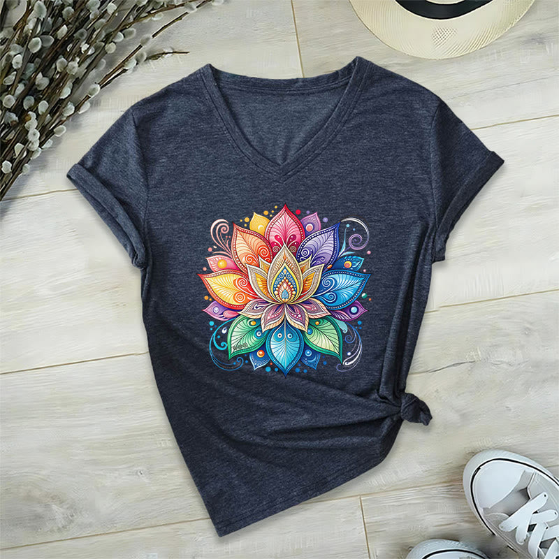 T-shirt da donna con scollo a V e stampa grafica boho "Vivant Rainbow Mandala Lotus" Olivenorma. - image 25