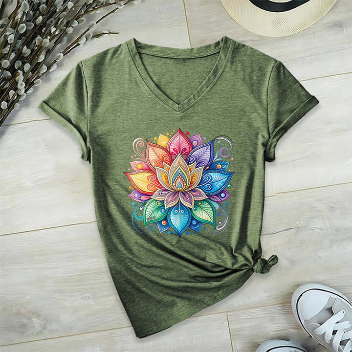 T-shirt da donna con scollo a V e stampa grafica boho "Vivant Rainbow Mandala Lotus" Olivenorma. - image 4