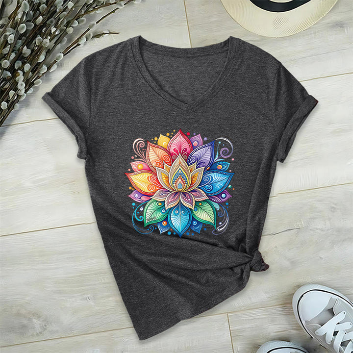 T-shirt da donna con scollo a V e stampa grafica boho "Vivant Rainbow Mandala Lotus" Olivenorma. - image 19
