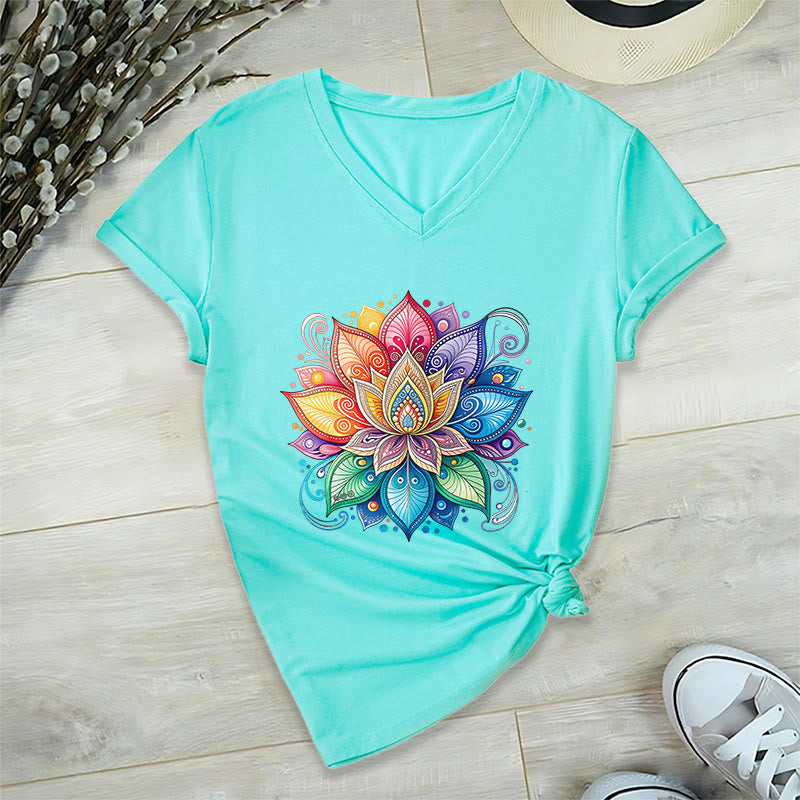 T-shirt da donna con scollo a V e stampa grafica boho "Vivant Rainbow Mandala Lotus" Olivenorma. - image 13