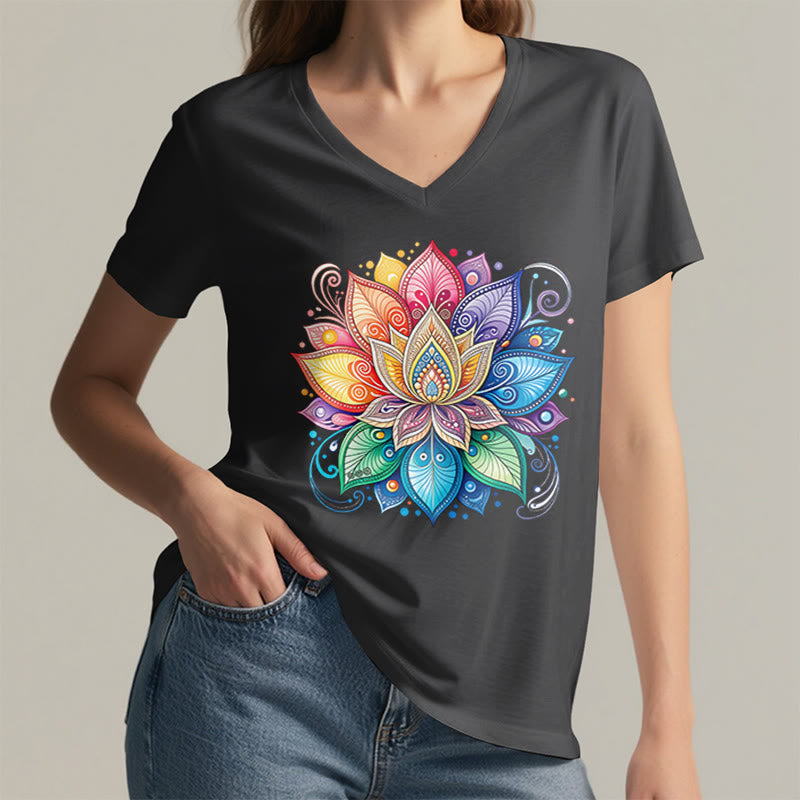 T-shirt da donna con scollo a V e stampa grafica boho "Vivant Rainbow Mandala Lotus" Olivenorma. - image 20