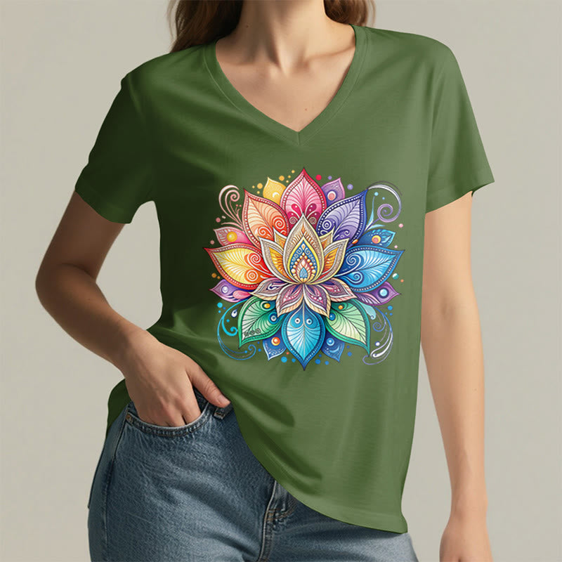 T-shirt da donna con scollo a V e stampa grafica boho "Vivant Rainbow Mandala Lotus" Olivenorma. - image 5